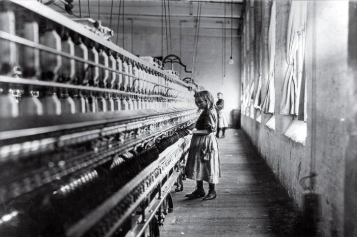Cotton Mill Girl -&nbsp;Lewis Hine (1908)