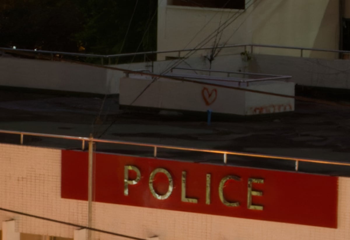 Image of rooftop and police sign with DxO PhotoLab 7 denoise